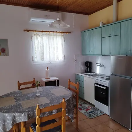 Giannis House 2 Minutes Walk To The Peroulia * Kómboi